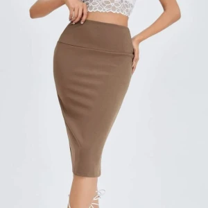 Beige tight kjol - Snygg beige tight kjol i knälång modell. Perfekt för en stilren look. Kjolen har en enkel design utan mönster eller detaljer.