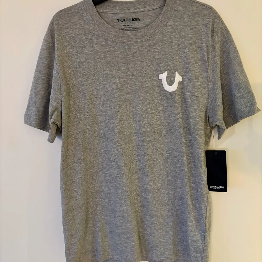 Snygg grå t-shirt från True Religion. Helt ny med tag!. T-paidat.