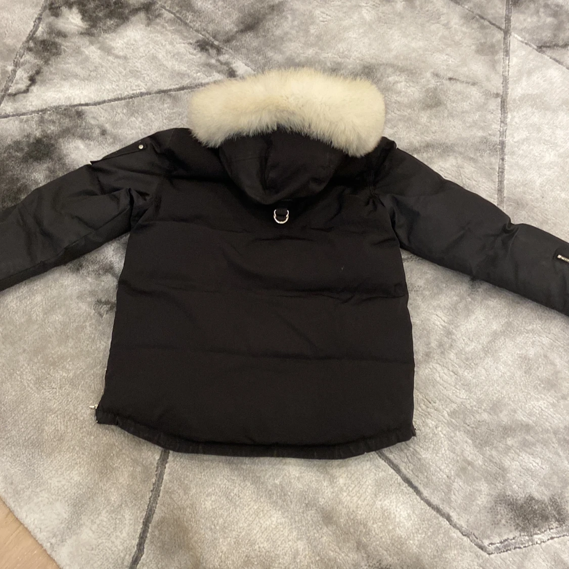 Svart dunjacka med pälsdetalj - 91