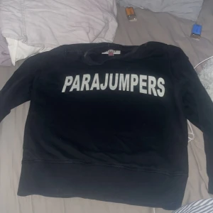 Svart fleece tröja från Parajumpers - Säljer en svart fleece tröja från Parajumpers med stor logga på framsidan. Tröjan har långa ärmar och en bekväm passform. Knappt använd