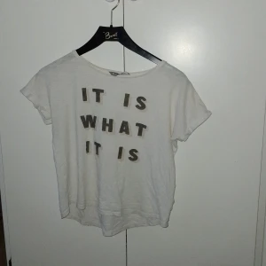 Vit T-shirt Med Text - Vit t-shirt från lindex i storlek 146/152. Kan användas som magtröja. Katt finns I hemmet
