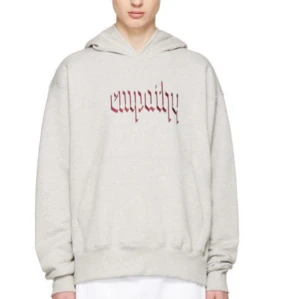 Grå hoodie - Snygg grå hoodie från Resort Corps med texten 'empathy' broderat på bröstet. Använd några gånger.                                                                 Nypris: ~ 2000kr