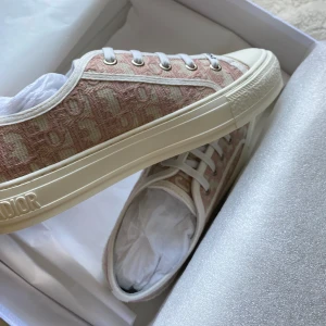 rosa dior sneakers platform - intressekoll på mina älsklings skor från dior, de har använts vid fåtal tillfällen så de har inga defekter🩷🩷