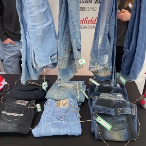 Lågmidjade jeans - ALLA lågmidjade jeans för 350kr. Begränsat lager så  köp, skriv för storlekar! 16/12. SEPARATA inlägg är uppe på jeansen och dess storlek! RÖD PRICK = såld
