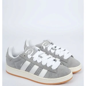 Adidas campus gråa💕💕 - Säljer dessa skit snygga adidas campus i grå🤗🤗 Som nya, har knappt använt dom. Storlek 38, nypris var 1300 kr. Kan även bytas mot en annan färg i 38/37,5 🥰