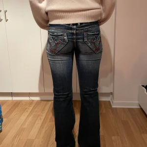 Blå bootcut jeans med broderi - Snygga blå bootcut jeans med broderade coola detaljer på bakfickorna. Jeansen har en lågmidjad passform och perfekt bootcut! Mina abslolut favorit jeans! 