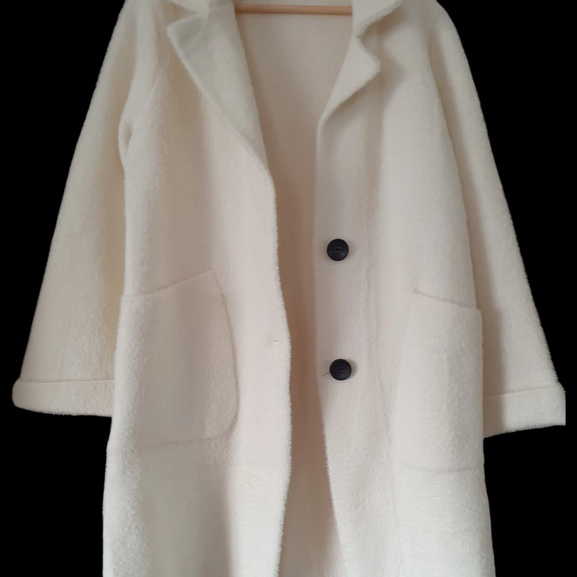 Härligt varm och snygg jacka/kappa i Off-white. Helt ny. One size. Garoff.