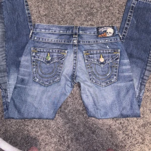 True religion lågmidjad bootcut - Snygga blå jeans från True Religion med unika sömmar och detaljerade bakfickor. Byxorna är utsydda till bootcut därmed en extra söm. Innerbenslängd 80 och tvörs över midjan är 40 cm ❤️ PRISET ÄR DISKUTERBART!!! ❤️