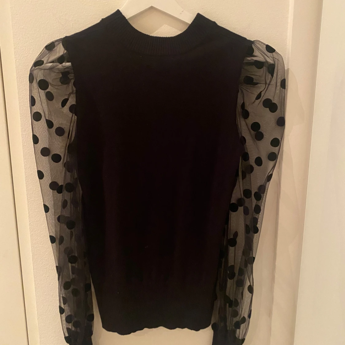 Svart tröja med prickiga ärmar - 90