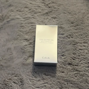 The Glow Oil från CAIA - Säljer The Glow Oil från CAIA, en kroppsolja med skimmer som innehåller avokadoolja och vitamin E. Perfekt för att ge huden en strålande glans.