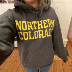Grå hoodie med texten Northern Colorado - Säljer denna fina och mysiga hoddie