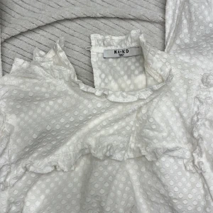 Nakd blus - Jättefin blus som passar till fest och vardag, vit och knappt använd 