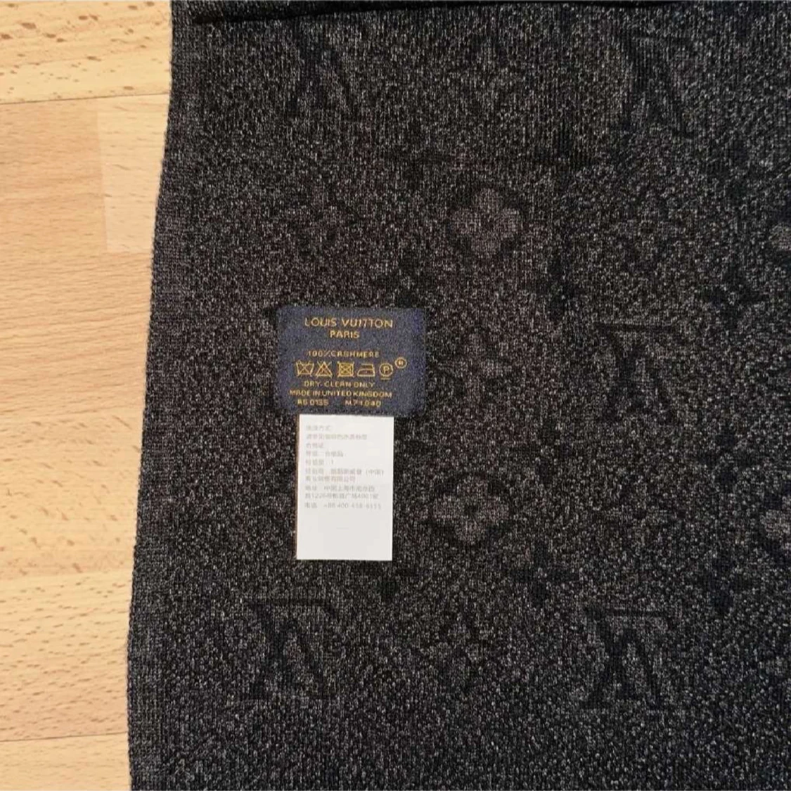 Svart halsduk från Louis Vuitton - 90