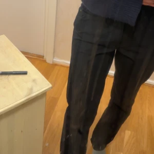 Jeans - Fina basic jeans/ byxor hel svart i bra skick 