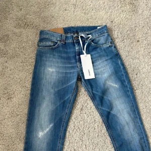 Dondup george 31 - Säljer nu dessa dondup george i storlek 31. De är i grymt skick förutom att dom är avklippta längst ner så dom blir lite kortare. Skriv vid fler frågor eller bilder!