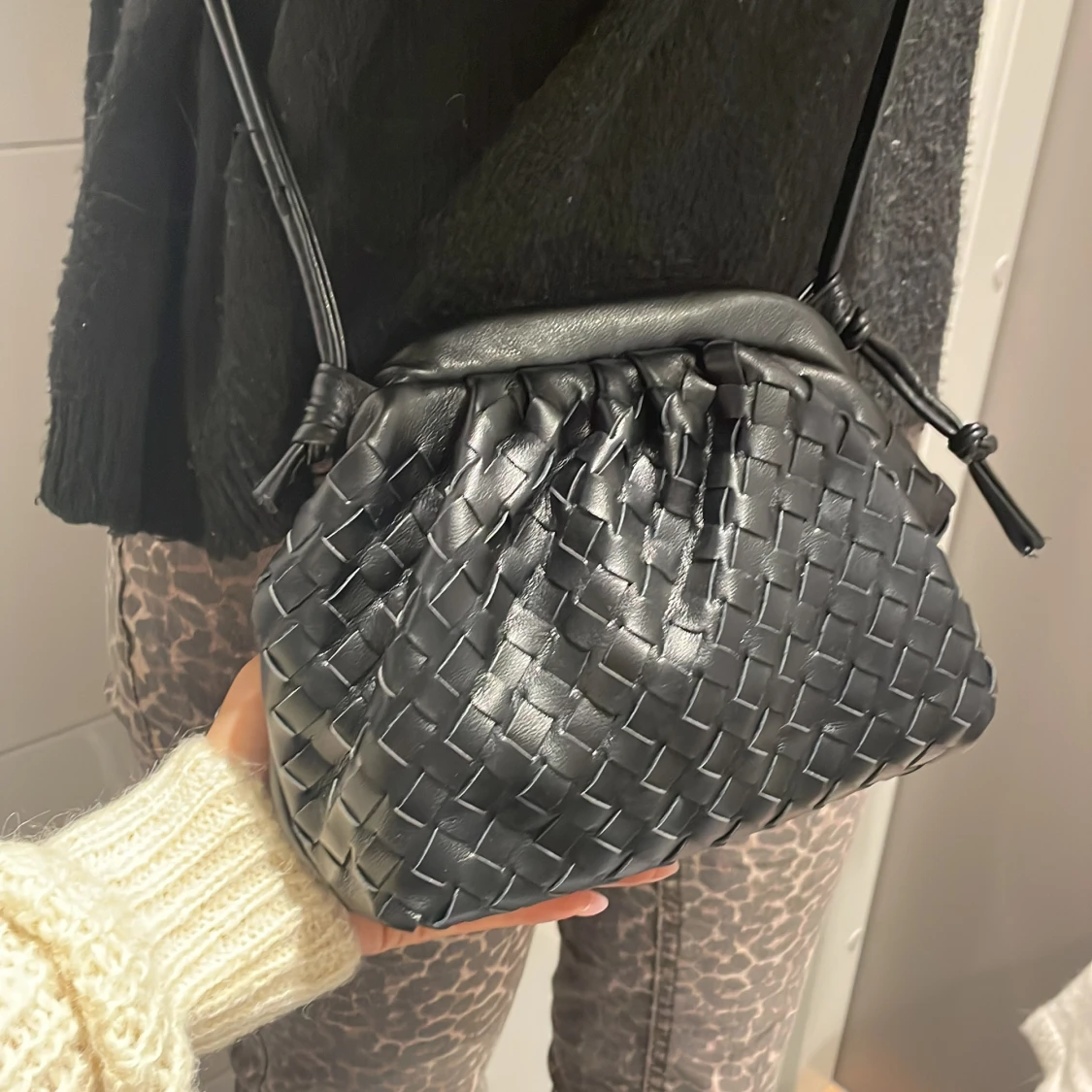 Svart flätad axelväska - 90