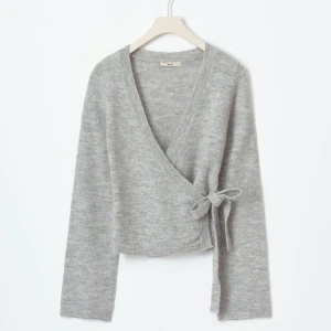 Omlott tröja från gina - Säljer min efterfrågade tröja från gina då den helt enkelt inte kommer till användning. Den har inga defekter och är använd fåtal gånger och är utan tecken på användning. Går ej att köpa i gina Tricot s butiker längre..