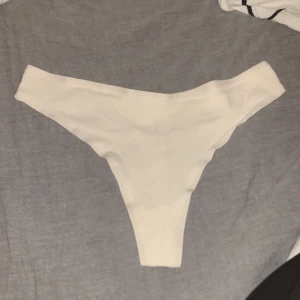 Vit ribbad trosa - Ribbad trosa från Kappahl i storlek M. Ny, aldrig använd. Köparen står för frakten 