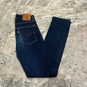 Levis 501 High Rise Straight - Säljer ett par Levis 501:or som är storlek W26 L30. Skicket är 8/10 då byxorna inte har några defelter men dem är synligt använda. Det finns inga defekter som inte går att se på bilderna. Jag är inte jätte flexibel när det gäller pris men det kan diskuteras. Hör av er för fler bilder och funderingar!