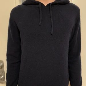 Kashmir hoodie  - Säljer en snygg hoodie ifrån sayless. Den är i strolek S men sitter lite litet, killen på bilden är 180. Den är sparsamt använd med har en del noppror,jag tar självklart bort dem innan jag skickar. Nopprorna går enkelt bort med Kashmirkam. Skriv om ni har frågor eller funderingar ☺️
