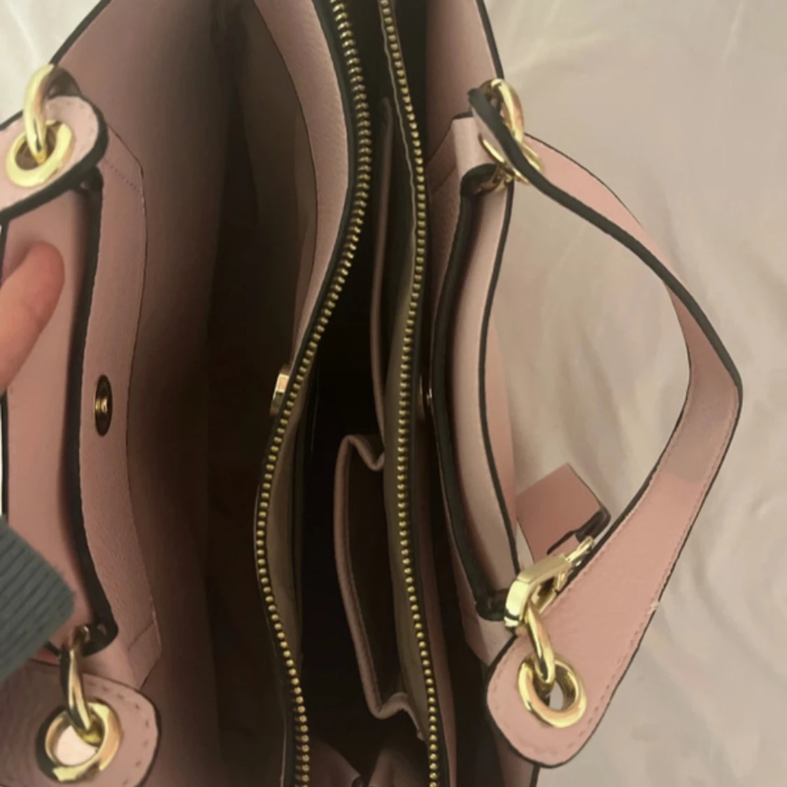 Rosa handväska med pärldetaljer - 92