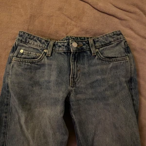lågmidjade weekday jeans - Jättefina lågmidjade jeans i modellen Arrow ifrån weekday❤️dom är avklippta lägst ner endast en cm🫶 Storlek: 25- midja 34- längd nypris: 500 kr