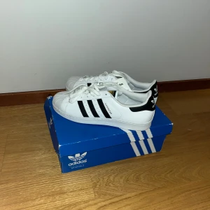 Adidas superstars helt nya storlek 45 - Adidas superstars helt nya! Dessa har aldrig använts! Storlek 45 1/3. Pris kan självklart diskuteras!   Kontakta mig för frågor som jag förmodligen kan besvara!🤗