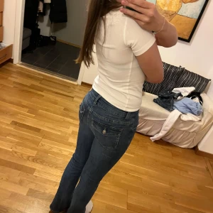 Perfect Jeans - Säljer jättesnygga bootcut jeans som jag inte använt ofta alls, för de är för små för mig.💕 Midjemåtten: 34cm Innerbenslängd: 75cm A: 20cm B: 15cm C: 22cm. Lite strechiga. 