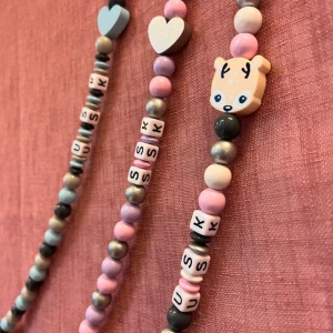 Färgglada pärlband - Här ser ni hur våra standard pärlband kan se ut. Längden på dessa är ca 55 cm och priset är 199kr.                 