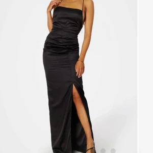 Bubbleroom Svart långklänning med öppen rygg - Elegant långklänning med slits framtill och öppen rygg som passar perfekt till nyår!! Nyskick och från BUBBLEROOM. Pris går att diskuteras🫶🏼 