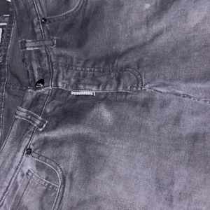 Dsquared 2 Jeans - Mycket bra skick, använd någon enstaka gång. Är mycket flexibla och stretchiga vilket gör de lättare att använda. Storlek 32/34 vilket uppskattas som M/L