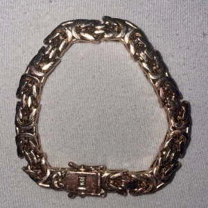 Guldarmband från Kejsar - Kejsarlänk armband handsmidet i den slitstarka metallen mässing överdraget med 18K PVD Guldplätering, äkta svenskt rödguld. Den har kistlås  Otroligt fin och massiv kedja som känns väldigt exklusiv, den både ser ut, känns och väger som den ska