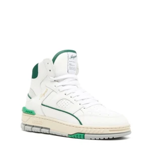 Vita och gröna sneakers från Axel Arigato - Snygga vita sneakers med gröna detaljer från Axel Arigato. Skorna har en hög design med snörning och en robust sula. Perfekta för en stilren look.