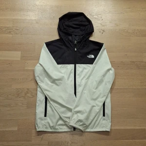  The North Face vindjacka  - Säljer en svart och vit North Face jacka i barnstorleken L vilket är ungefär som XS I vuxen storlek. Den är i bra skick men har lite slitningar runt märket. Om du har andra frågor är det bara att skicka ett meddelande ✅️