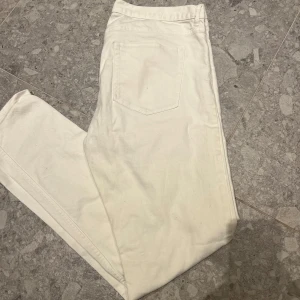 Vita skinny jeans - Snygga vita skinny jeans med låg midja. Perfekta för en stilren look. Tillverkade i en bekväm bomullsblandning.