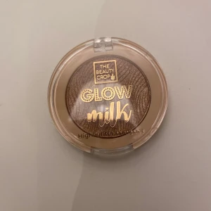 Glow Milk Highlighter från The Beauty Crop - Glow Milk highlighter i nyansen 'Pear Pressure' från The Beauty Crop. Denna pressade illuminator ger en strålande glöd och kommer i en kompakt förpackning. Perfekt för att framhäva ansiktets högsta punkter.