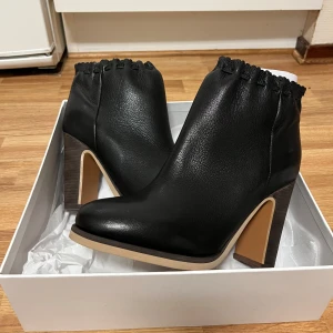 Svarta skinnstövletter från SeeByChloé - Snygga svarta klack boots i äkta skinn från SeeByChloé. De är i storlek 40 och har aldrig använts. Låda och dustbag medföljer. 