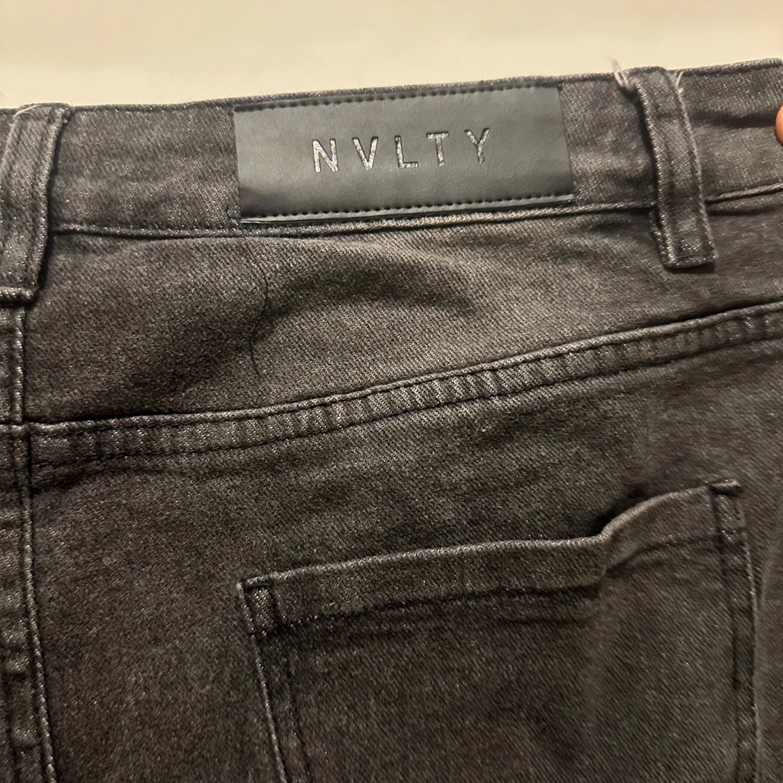 Grå jeansbyxor från NVLTY - 92