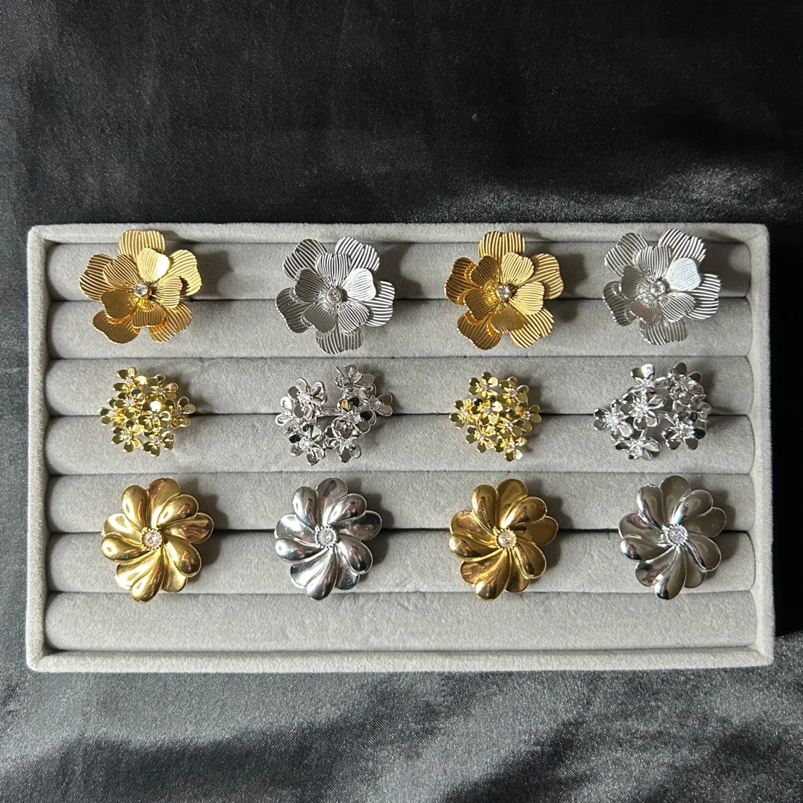 Blomformade ringar i guld och silver