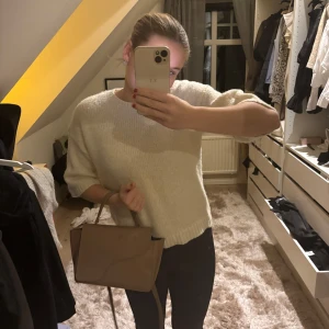 Vit stickad tröja från Stories - Säljer en stilren vit stickad tröja från Stories i storlek XS. Tröjan har en klassisk design med rund hals och trekvartsärmar, perfekt för en avslappnad look. Passar bra till både jeans och kjol. 🧶✨