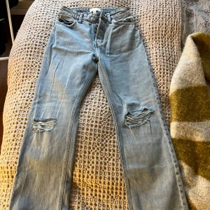 Ljusa jeans med slitningar från H&M - Använt 2-3 ggr. Från hm. Storlek 34. Jag är 167 cm lång 