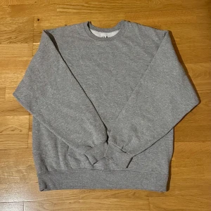 Vintage sweatshirt - Vintage grå sweatshirt, Passar M/L, modell är 186cm