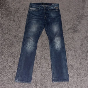 Blå jeans från Replay - Snygga blå jeans från Replay. De har en klassisk slim och är tillverkade i slitstarkt denim. Jeansen har en knappgylf och fem fickor, med Replay-logga på bakfickan. De är i väldigt bra skick med inga tecken på användning. Kom gärna med prisförslag. Storlek 29/32