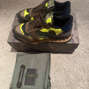Valentino  - Valentino garavani ”rockrunners” storlek 41 passar även 42. Skick 9.5/10 använda 2 gånger. Pris 2899kr med box dustbag samt nya snören. Skambud undanbes! 