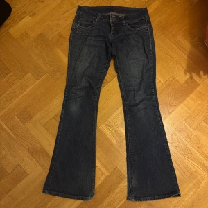 G Rise bootcut jeans  - Snygga mörkblå bootcut jeans med G Risemidja. Midja 39 cm och innerbenslängd 80. En knapp på en av bakfickorna saknas, annars i bra skick. Skriv för fler bilder!