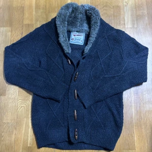 Fodrad Cardigan - Säljer nu en as fet och extremt eftertraktad päls cardigan som blivit mycket populär nu, extremt svåra att hitta överhuvudtaget men denna är i nyskick! Storlek L, men passar garanterat M. Märken som Loro Piana och Rose & Born har liknade varianter men för 10 gånger så mer! Skriv gärna vid frågor🤝