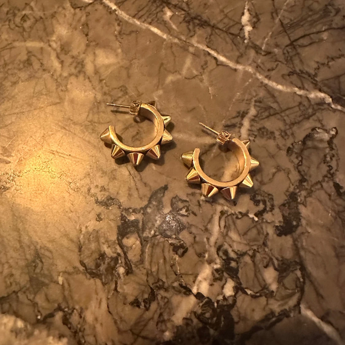 Guldörhängen med nitar - 90