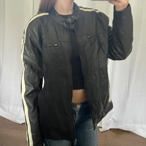 Skinnjacka - Oversized läder / skinnjacka i skinnimitation från Urban Spirit. Sjukt snygg och passar till allt. Unisex fit