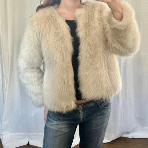 Mango pälsjacka - Pälsjacka i faux fur från Mango. Storlek L, passar mig som har M. Varm att ha på vinter och höst 💞