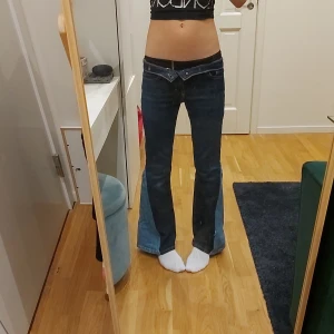 Blå jeans från Nudie Jeans - Snygga blå jeans från Nudie Jeans med klassisk femficksdesign och orange sömmar. De är mid/low waist och är omsyda till bootcut. Waist: 27 men skulle själv säga att den passar som 24-26. Innerbensmått: 75 cm Midja: 34 cm (rakt över). Är 165 cm själv och de passar bra.🩷🩷 Tveka inte att skriva om du har frågor!🩷 Kan gå ner i pris vid snabbt köp!🩷🩷